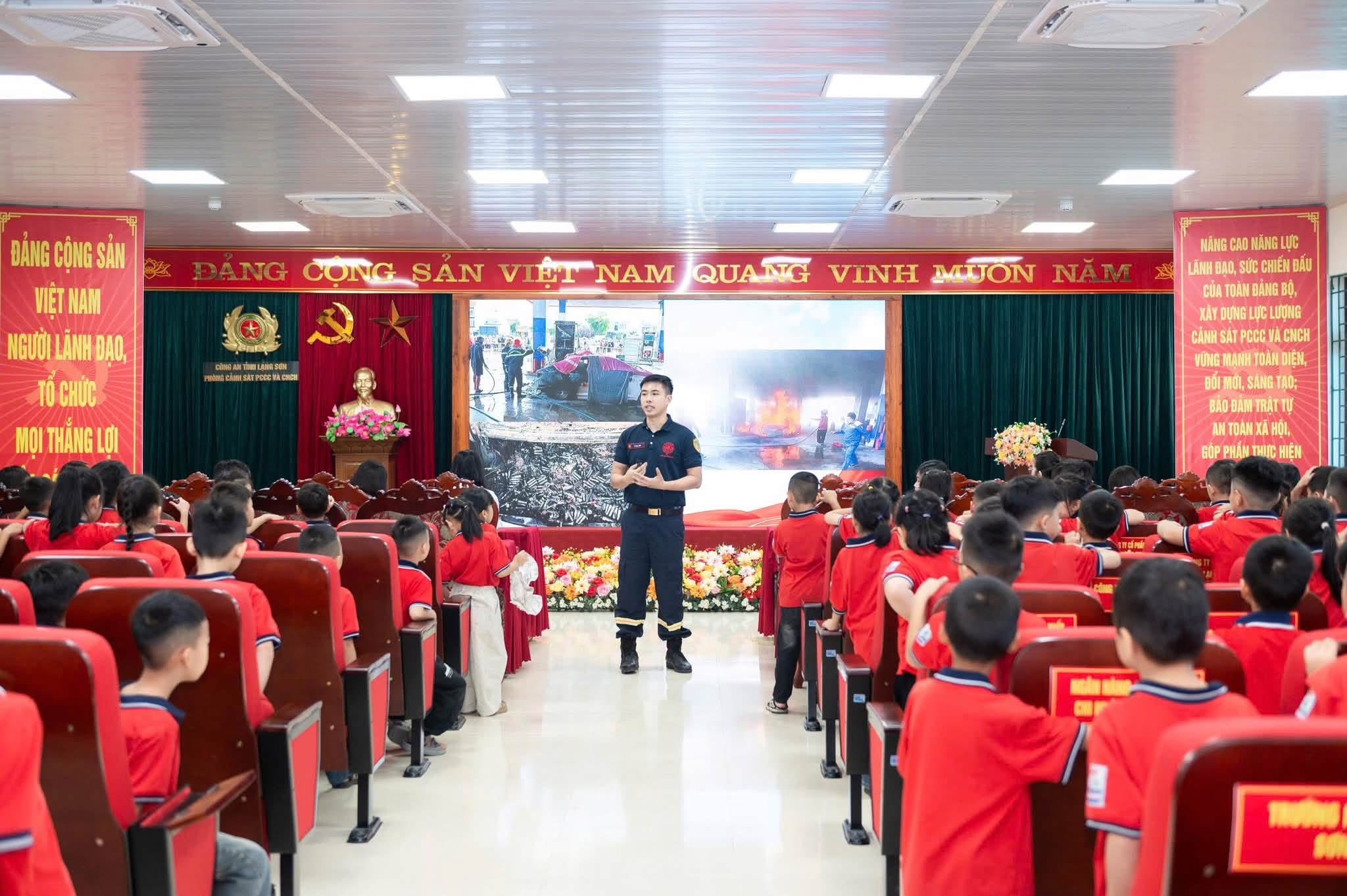 HỌC SINH KHỐI 1, 2 TRƯỜNG TIỂU HỌC MAI PHA TRẢI NGHIỆM KỸ NĂNG PHÒNG CHÁY, CHỮA CHÁY VÀ CỨU NẠN, CỨU HỘ